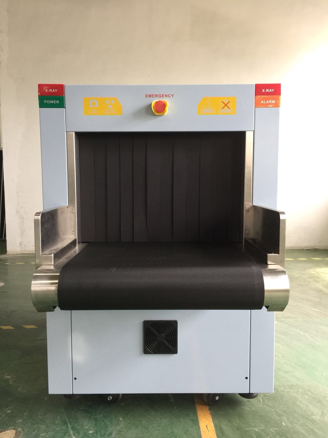 X Ray Luggage Scanning System 21.5'' Monitor Display In Buidling Entrance